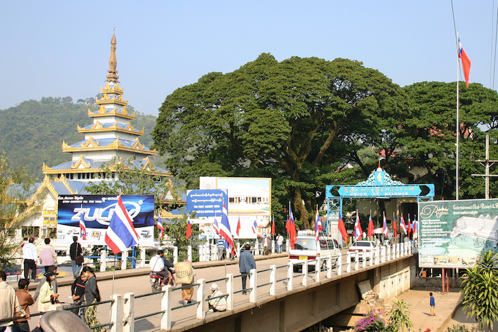 le pont qui relie la Thailande et la Birmanie à Mae Sai