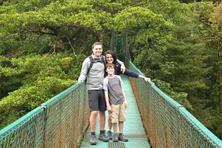 Balade en famille sur les ponts suspendus au Costa Rica